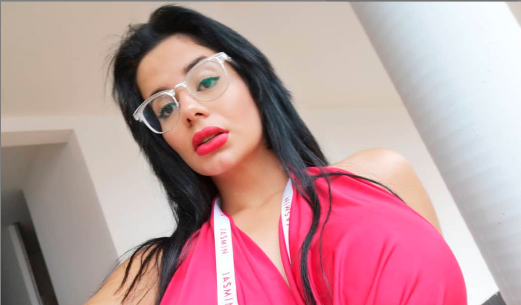 Modelo webcam trabajando desde estudio profesional en Cali, Valle. Trabajo para mujeres jóvenes sin experiencia como modelos webcam.