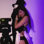 Modelo webcam trabajando desde estudio profesional en Cali, Valle. Trabajo para mujeres jóvenes sin experiencia como modelos webcam.