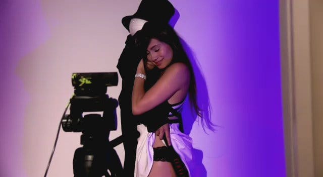 Modelo webcam trabajando desde estudio profesional en Cali, Valle. Trabajo para mujeres jóvenes sin experiencia como modelos webcam.